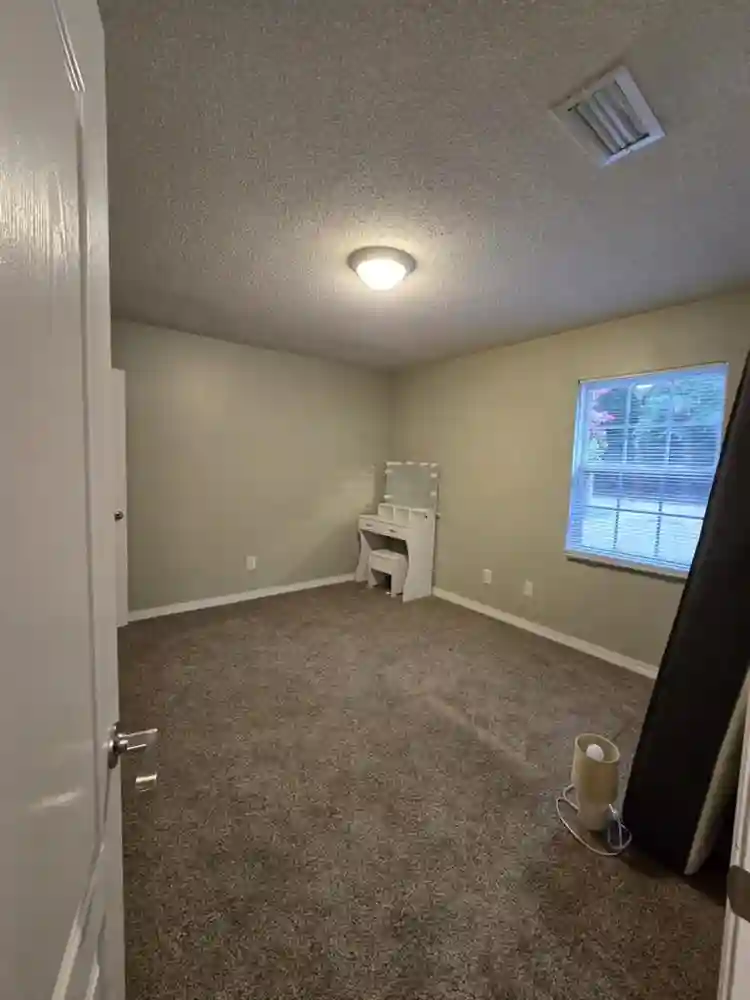 Looking for a female roommate