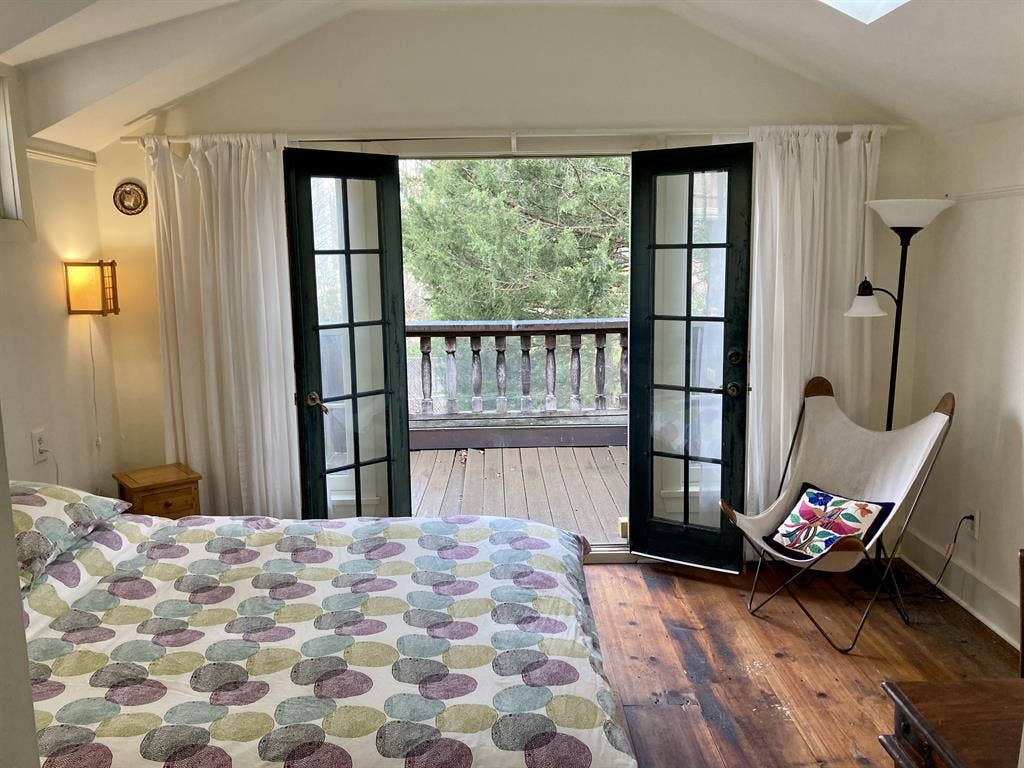 large bright furnished room females