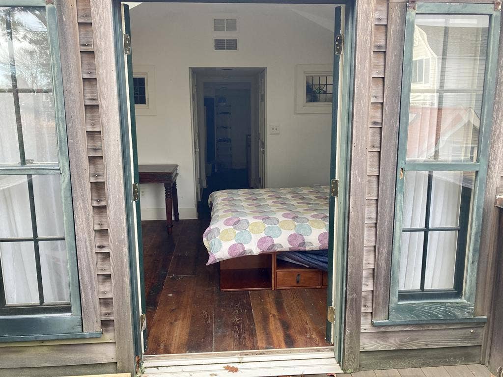 large bright furnished room females