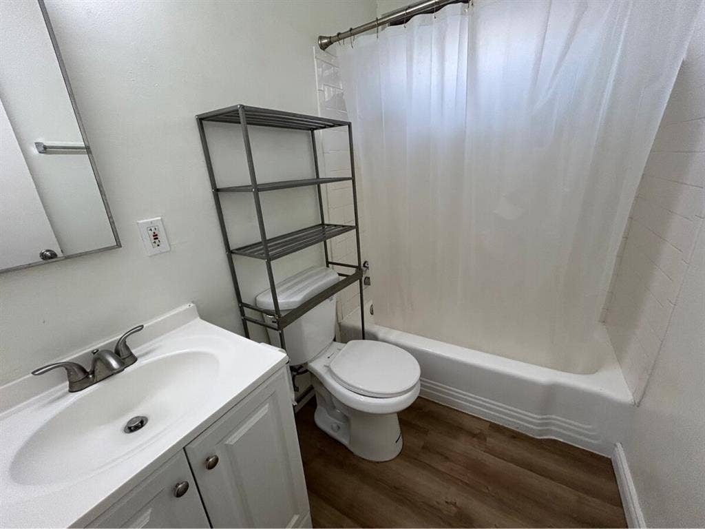 Looking for Roommate
