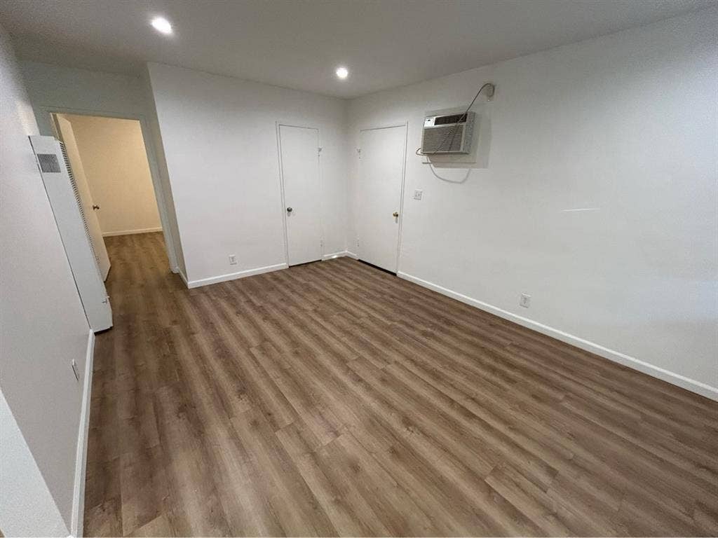 Looking for Roommate