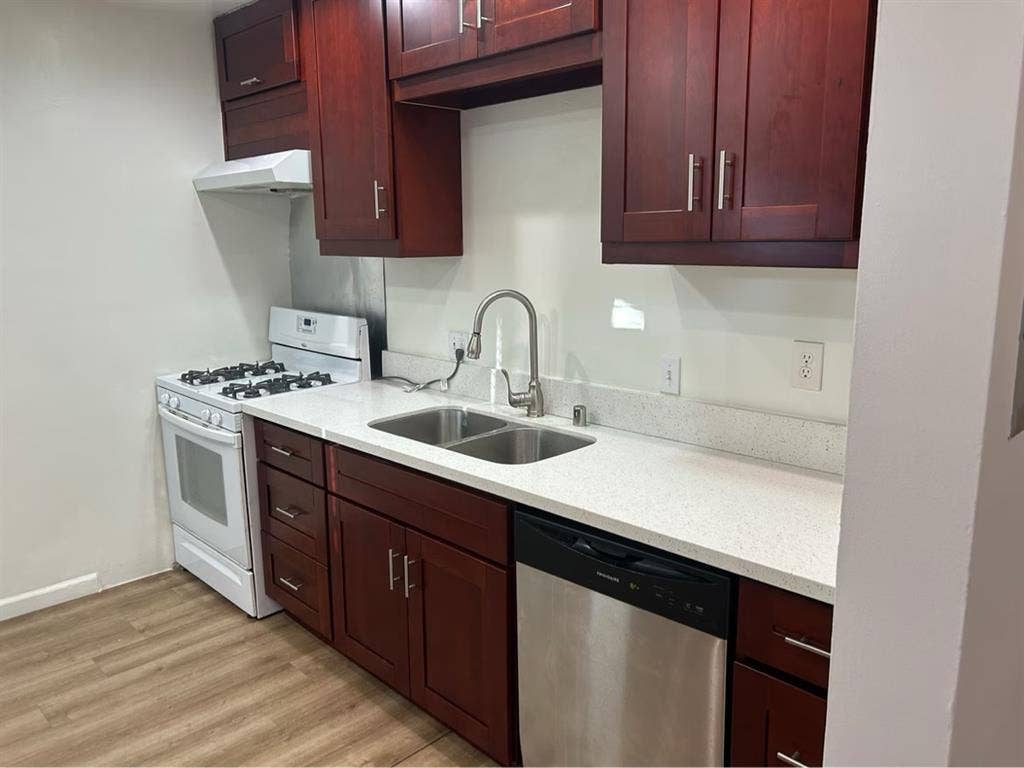 Looking for Roommate