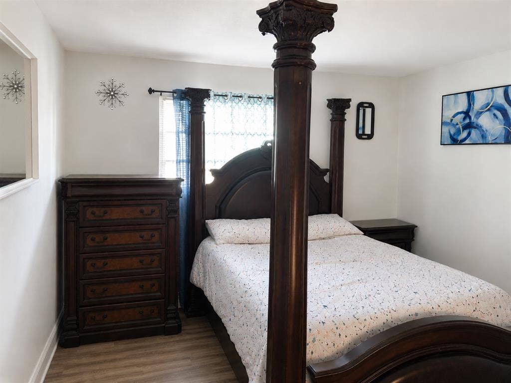 SPACIOUS & FURNISHED ROOM 33312