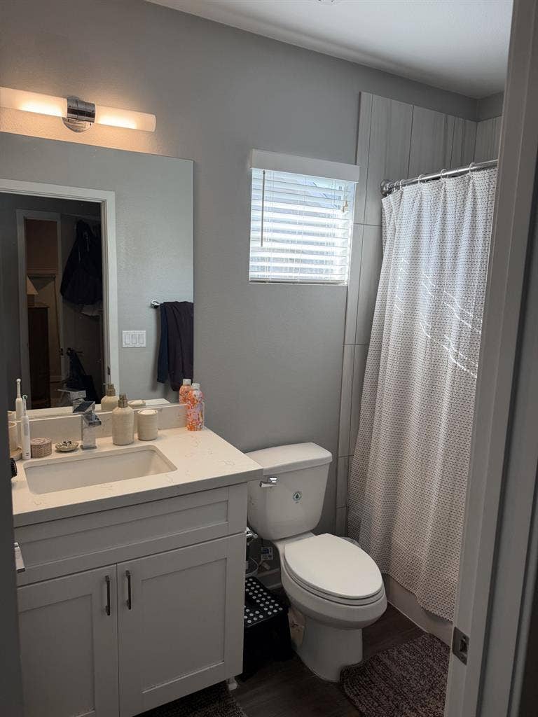 Room Available in 2bed/2.5 bath