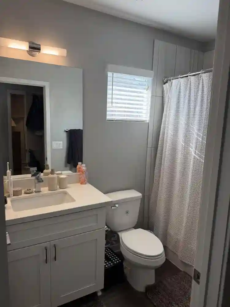 Room Available in 2bed/2.5 bath