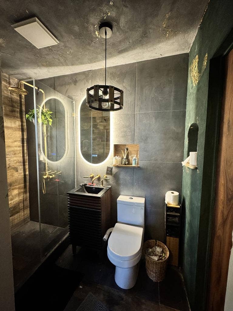 Room for rent in a 2 bedroom housee