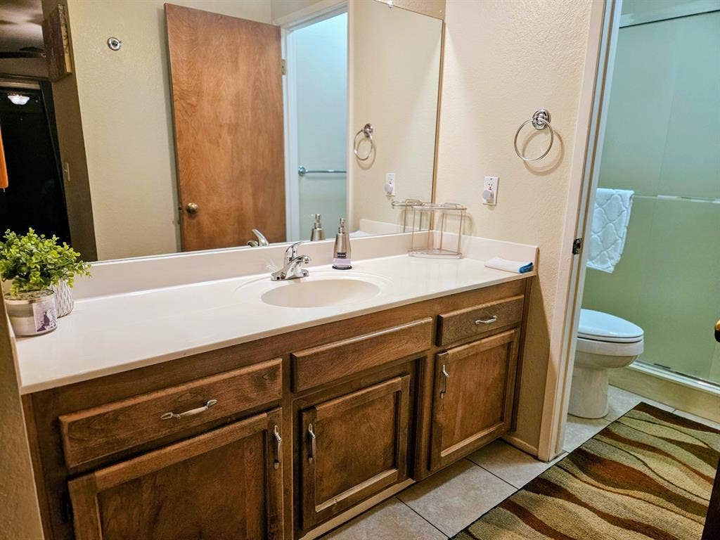 Masterbedroom w/private bath