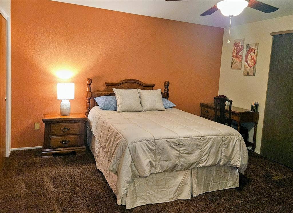 Masterbedroom w/private bath
