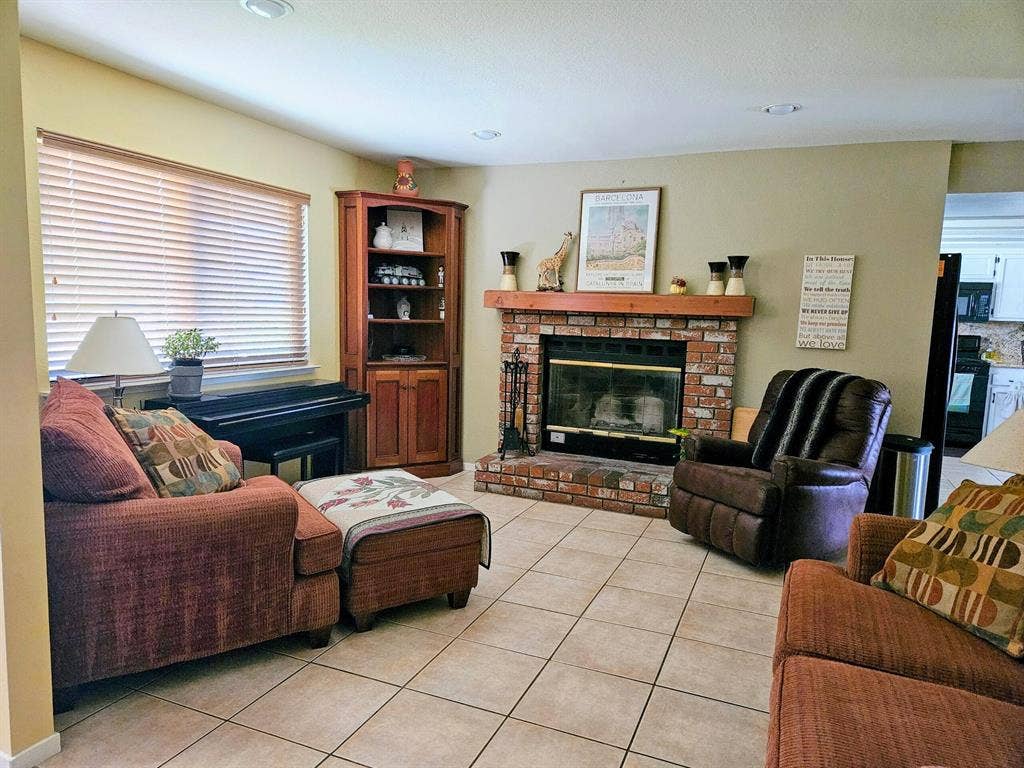 Masterbedroom w/private bath