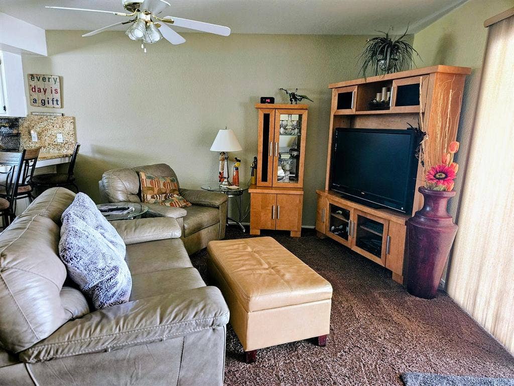 Masterbedroom w/private bath