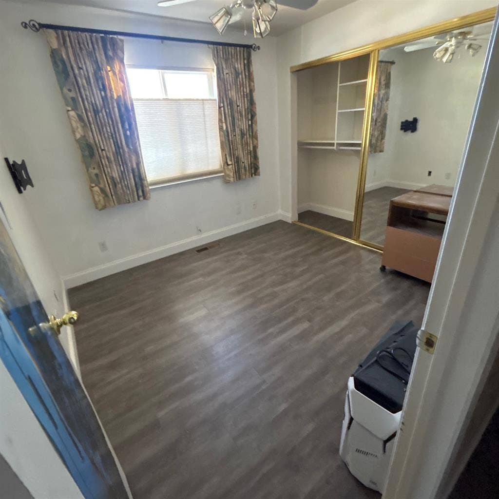 Small room with amenities