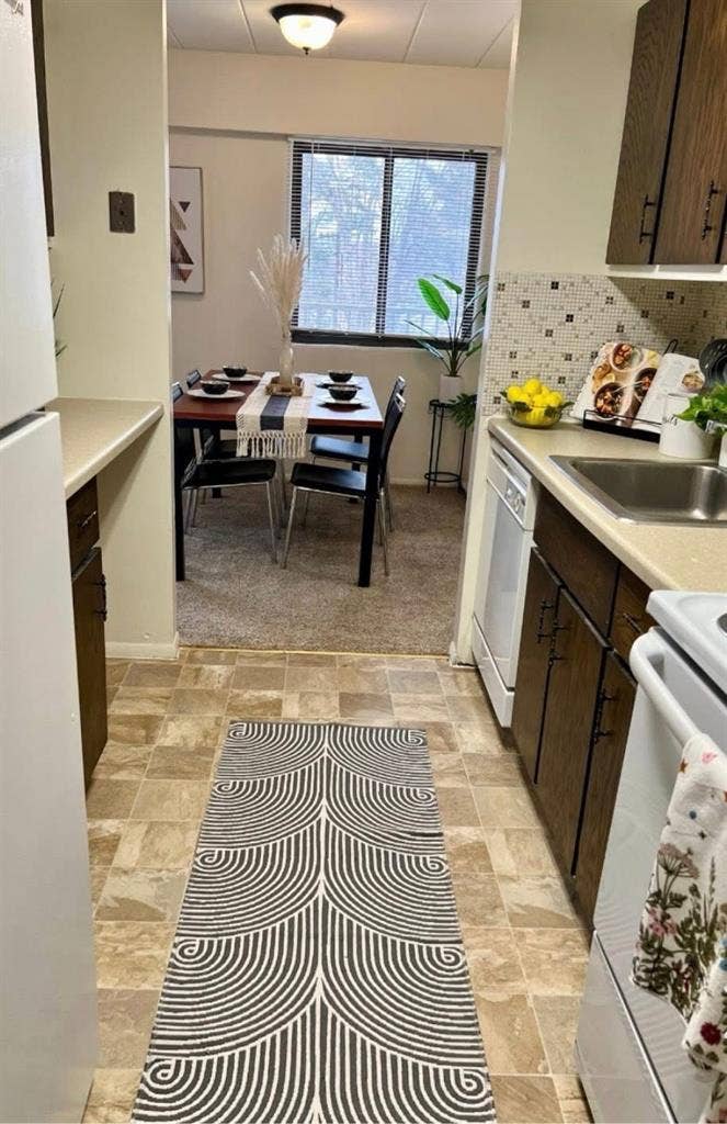 1BR/1BA Relet @ Parkway plaza