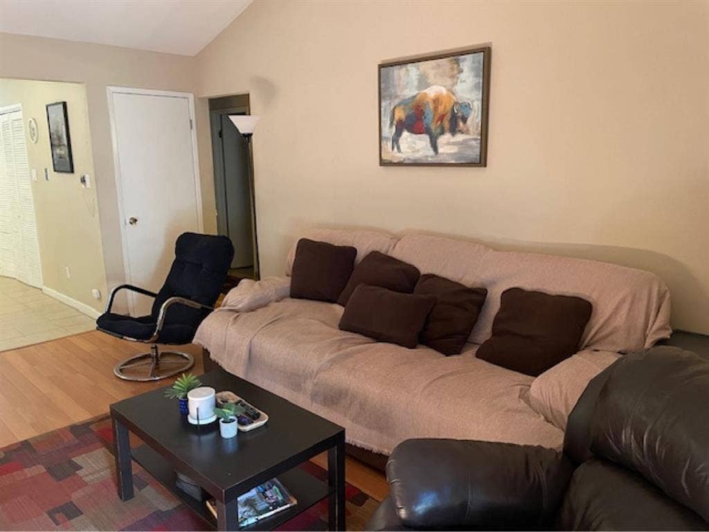 Room available in 2-bd 1-bath apt