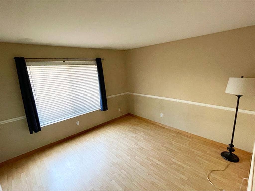 Room available in 2-bd 1-bath apt