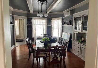 SINGLE IN HISTORIC HOME SAFE CLEAN