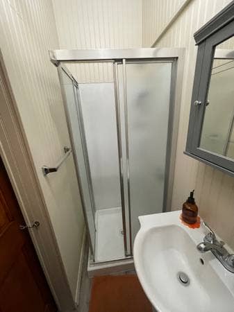 SINGLE IN HISTORIC HOME SAFE CLEAN