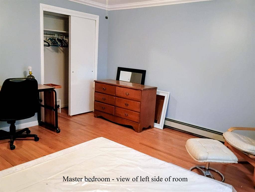 Home Share-Mature Adult-Master Bedr