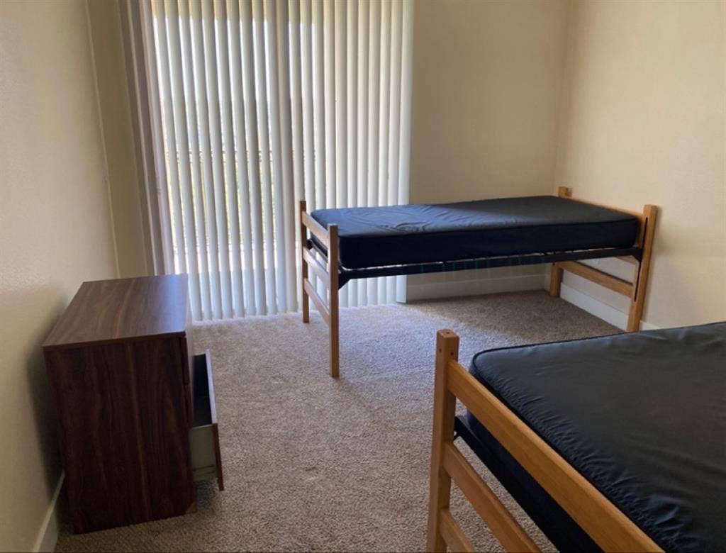 Looking for Roommate