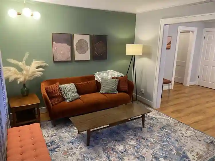 Private bedroom in 4bdrm housee