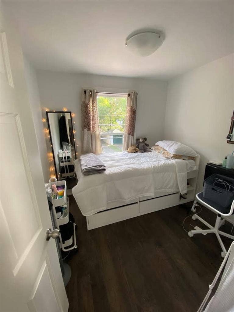 1 room near Mc Master university