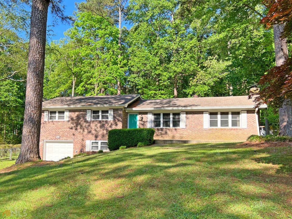 Great Location In Woodstock!