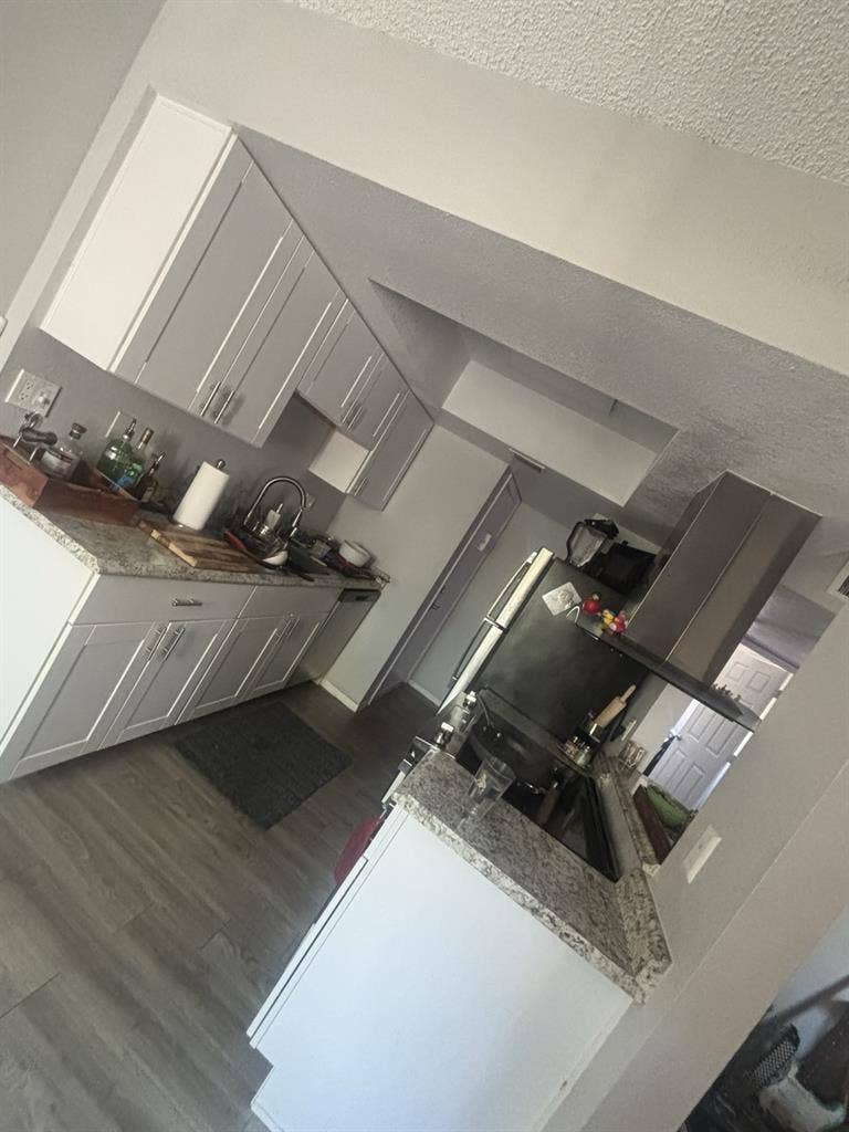 1 Bath, washer dryer with balconyy