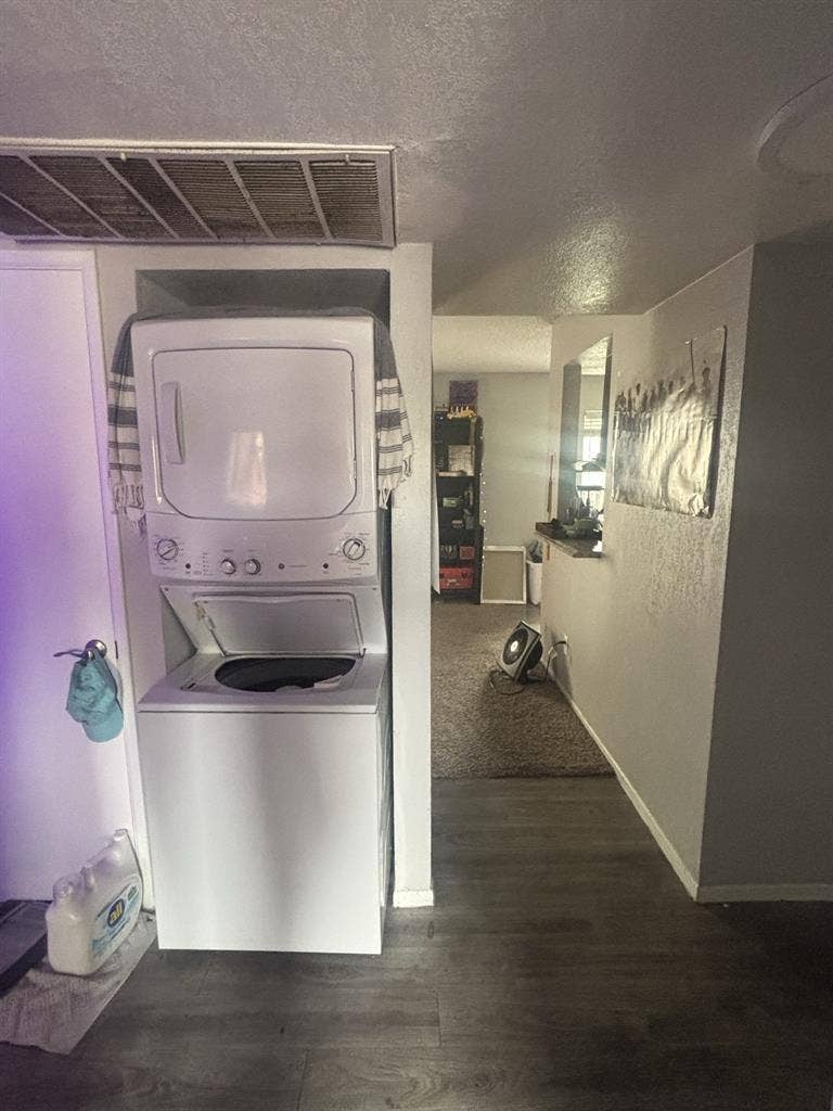 1 Bath, washer dryer with balconyy
