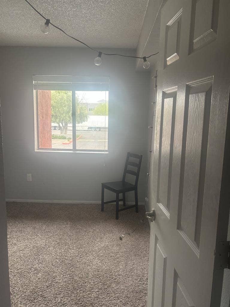 1 Bath, washer dryer with balconyy