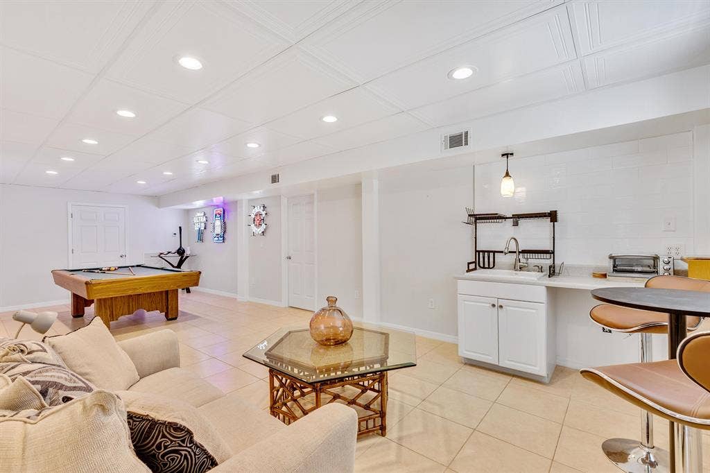 Private Entrance W/ QueenBed