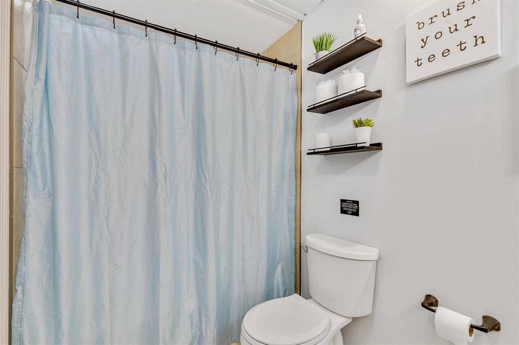 Private Entrance W/ QueenBed