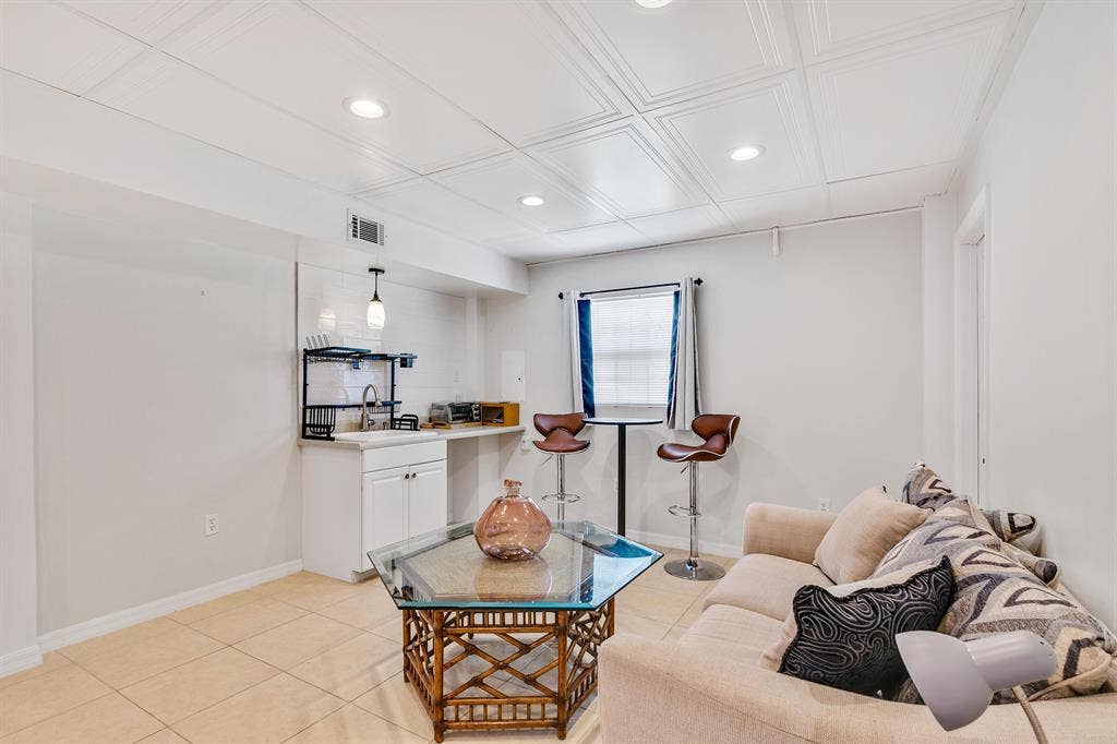 Private Entrance W/ QueenBed