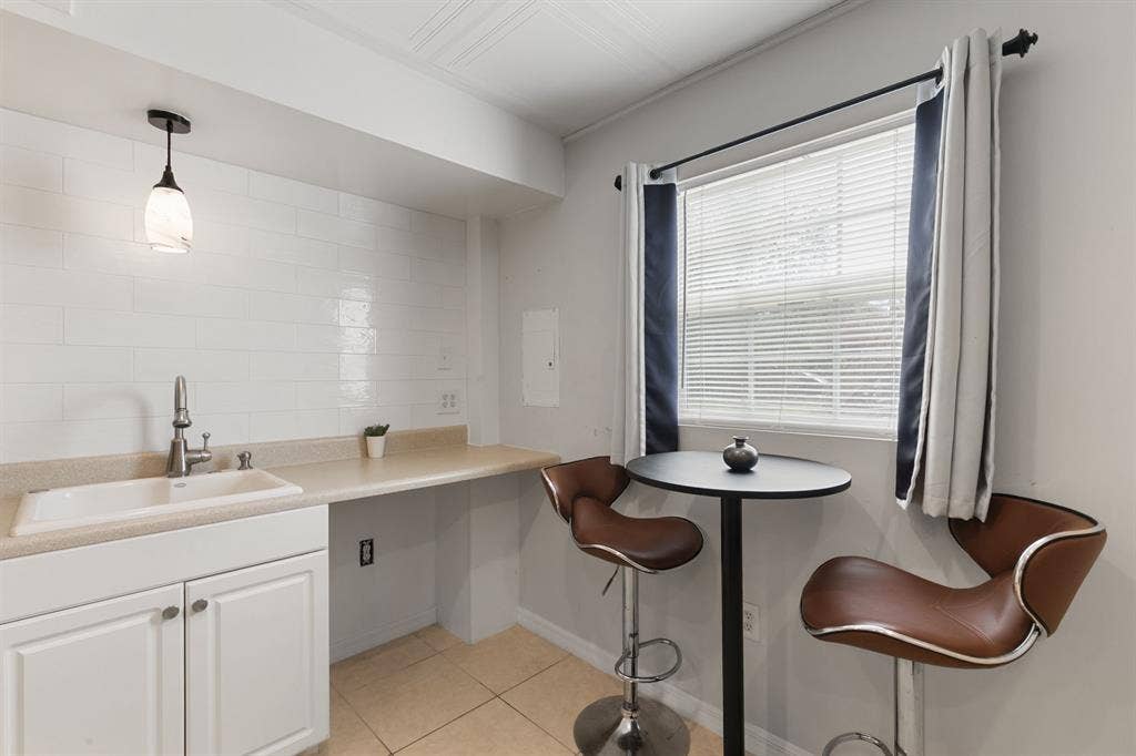 Private Entrance W/ QueenBed