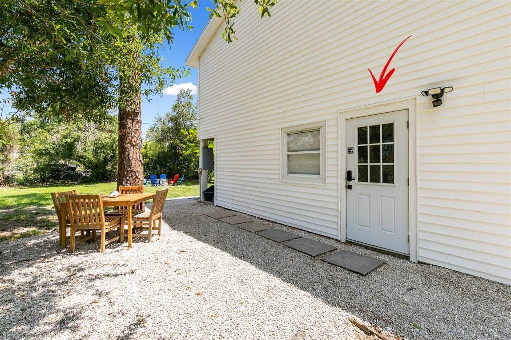 Private Entrance W/ QueenBed