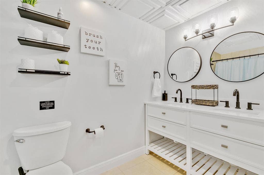 Private Entrance W/ QueenBed
