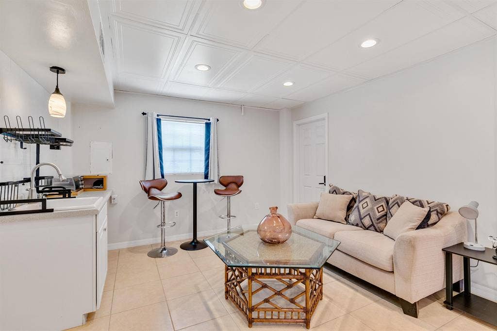 Private Entrance W/ QueenBed