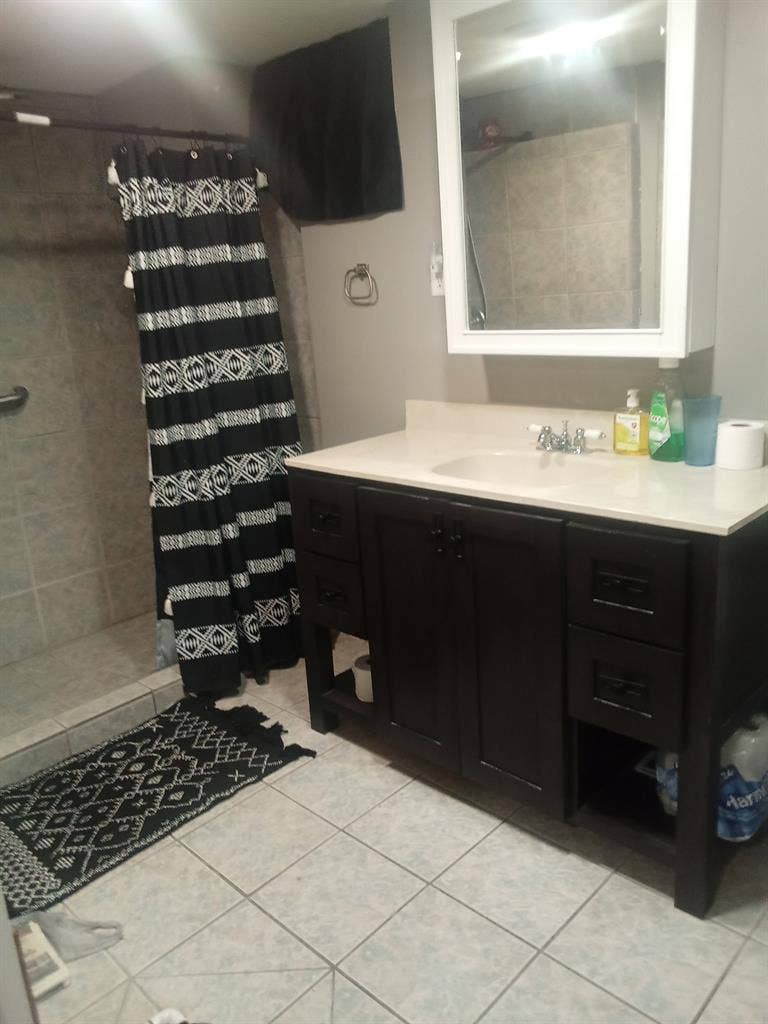 New room. 1 mi to Old market.
