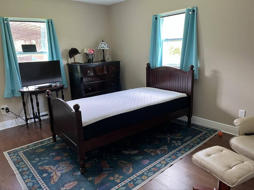 Lovely 12x15 room w/priv bath