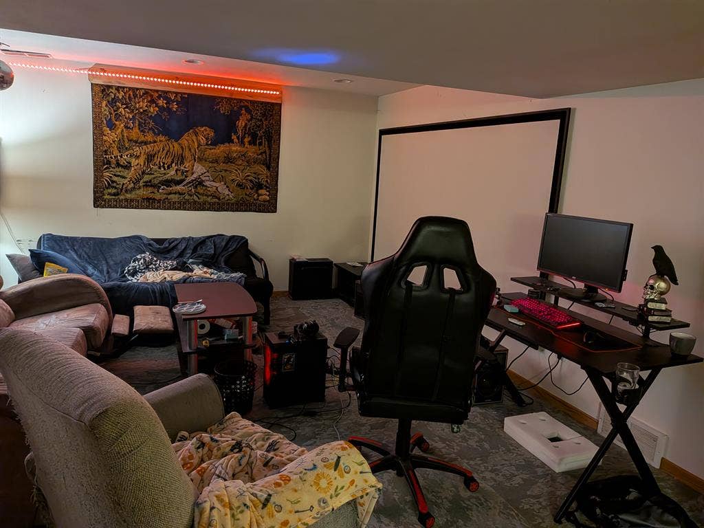 2 rooms available in cozy 4 bedroom