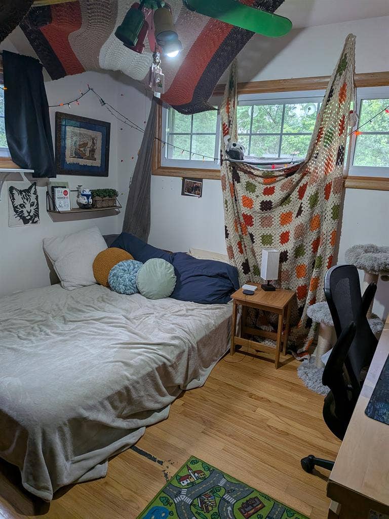 2 rooms available in cozy 4 bedroom