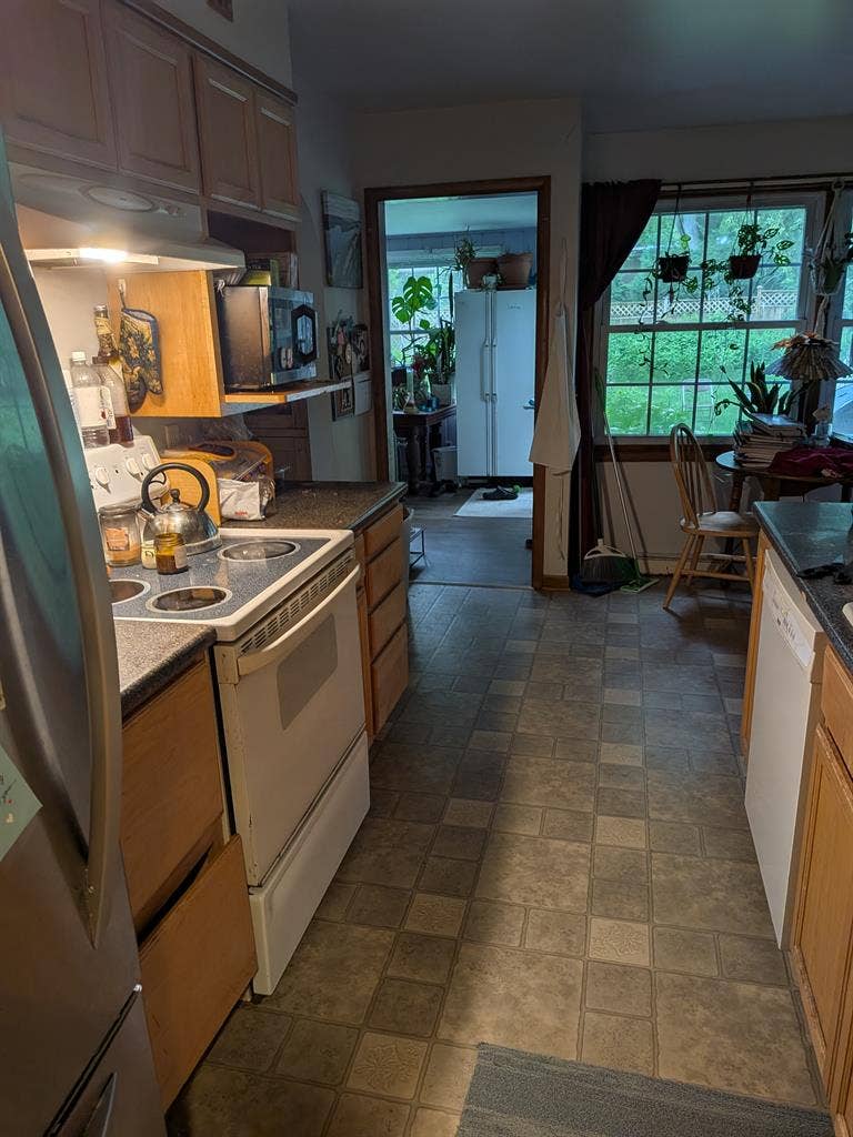 2 rooms available in cozy 4 bedroom