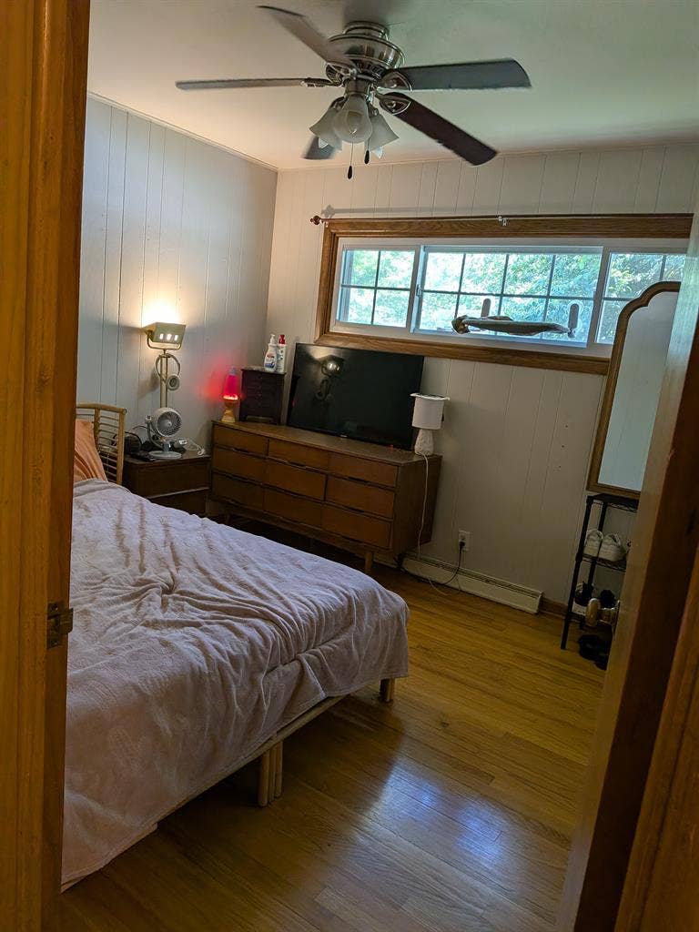 2 rooms available in cozy 4 bedroom