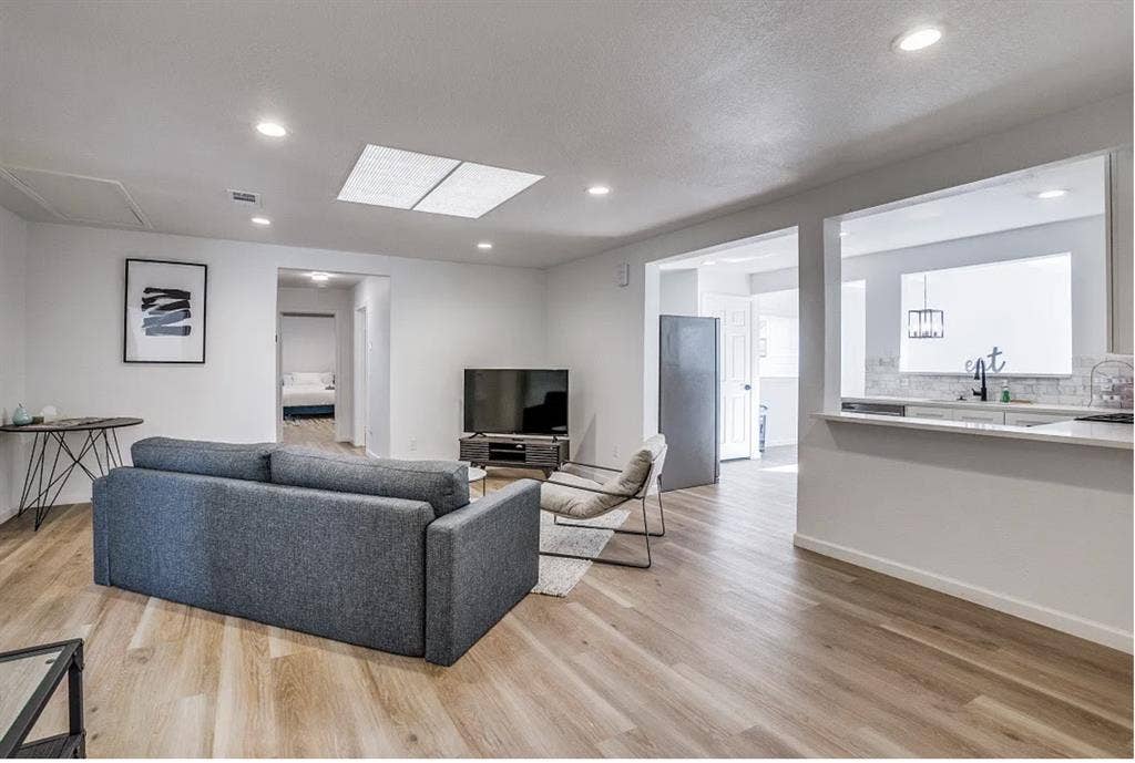 Remodeled Room Near Knox-Henderson