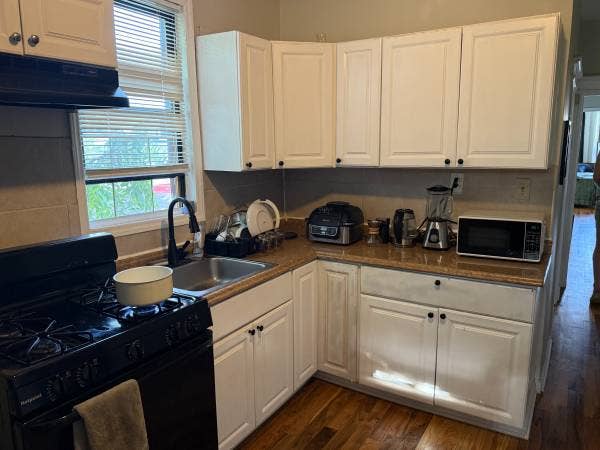 3BR Furnished Apt + 80" TV