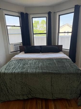 3BR Furnished Apt + 80" TV