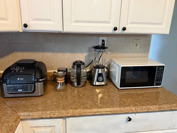3BR Furnished Apt + 80" TV