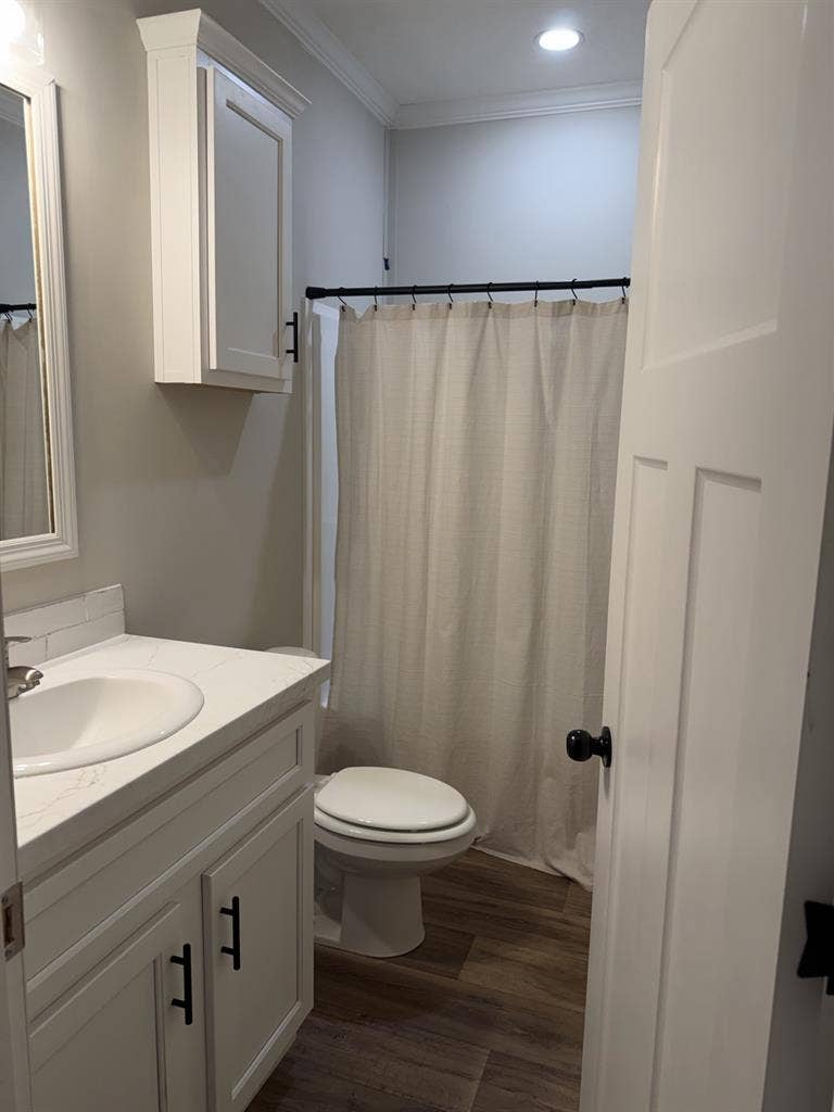 Bedroom/ Bathroom