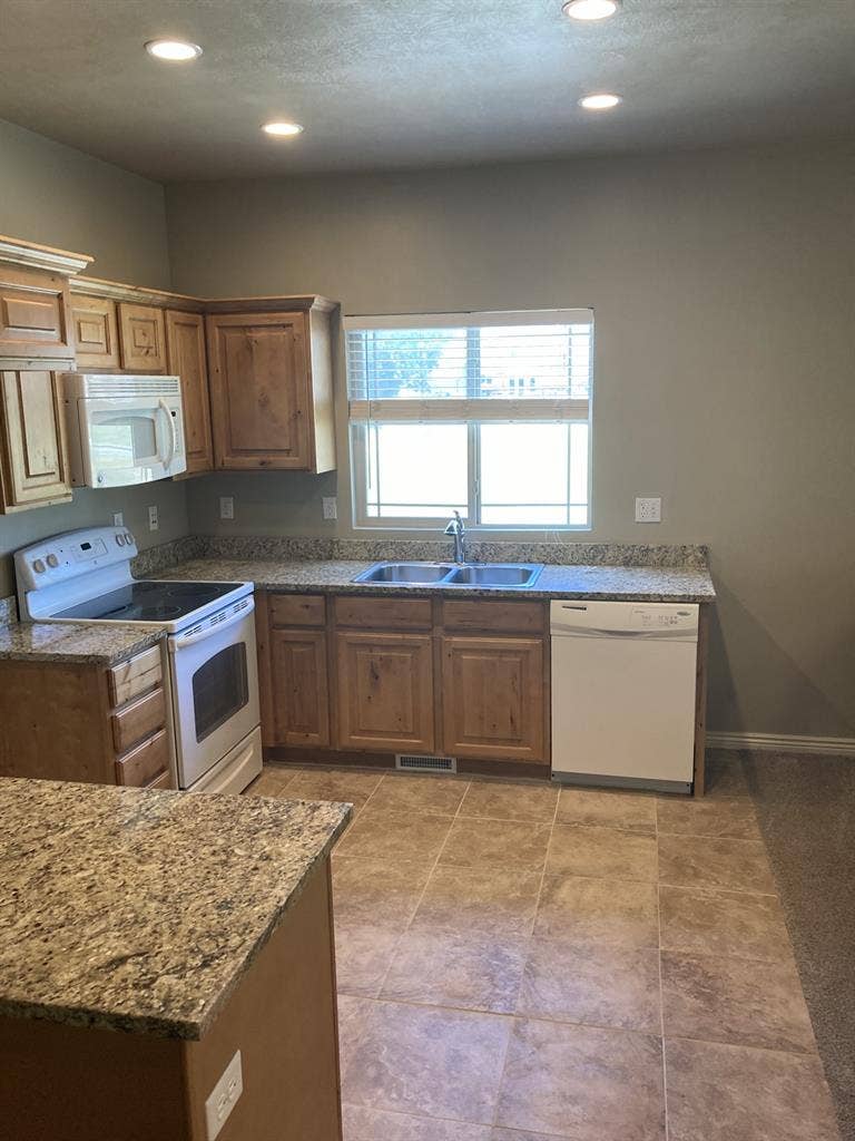 3bd 2.5ba Twin Home for Rent