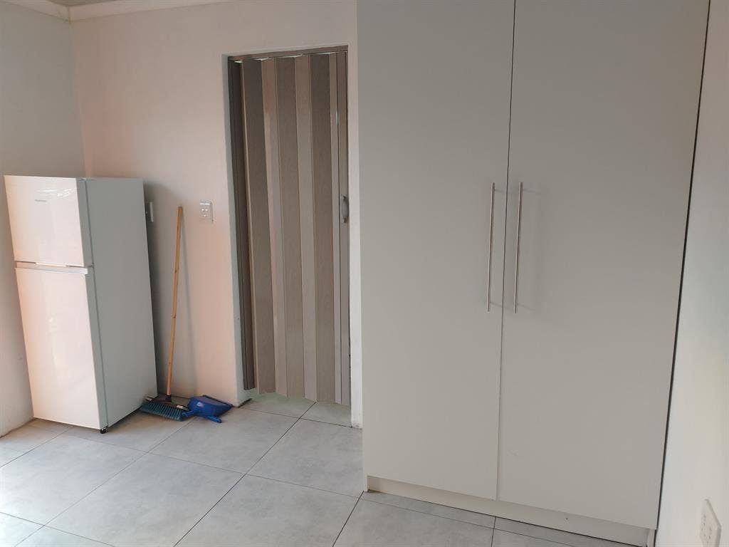 Semi Furnished Bachelor