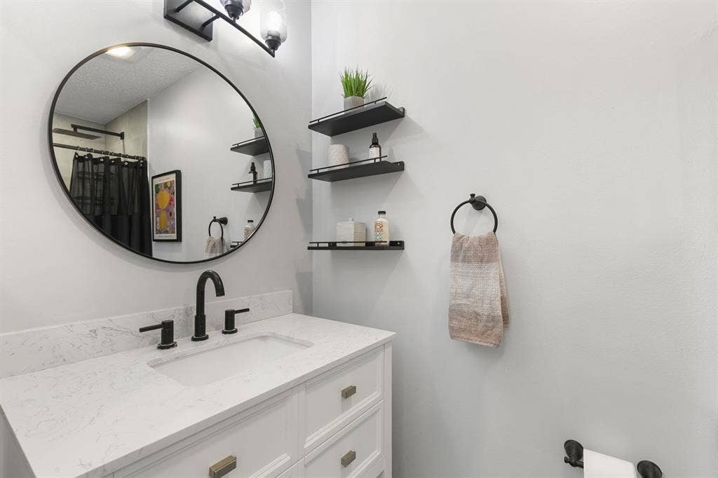 Private Entrance & Bathroom - King