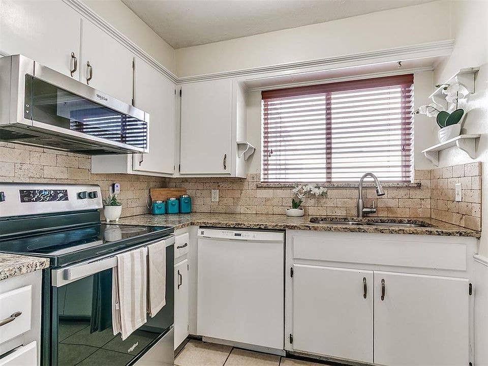 2 rooms available at 206 jason dr